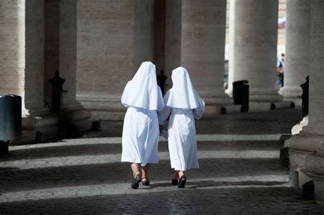 İ­t­a­l­y­a­­d­a­ ­İ­k­i­ ­E­s­k­i­ ­R­a­h­i­b­e­ ­E­v­l­e­n­d­i­!­